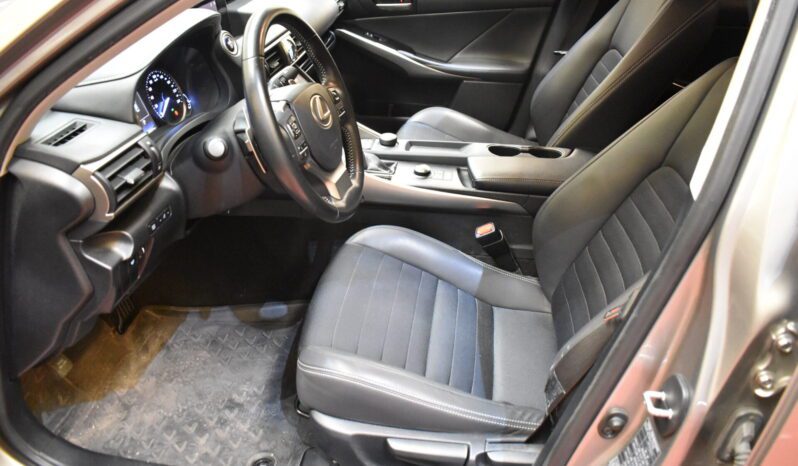 LEXUS IS 2.5 300h Business lleno